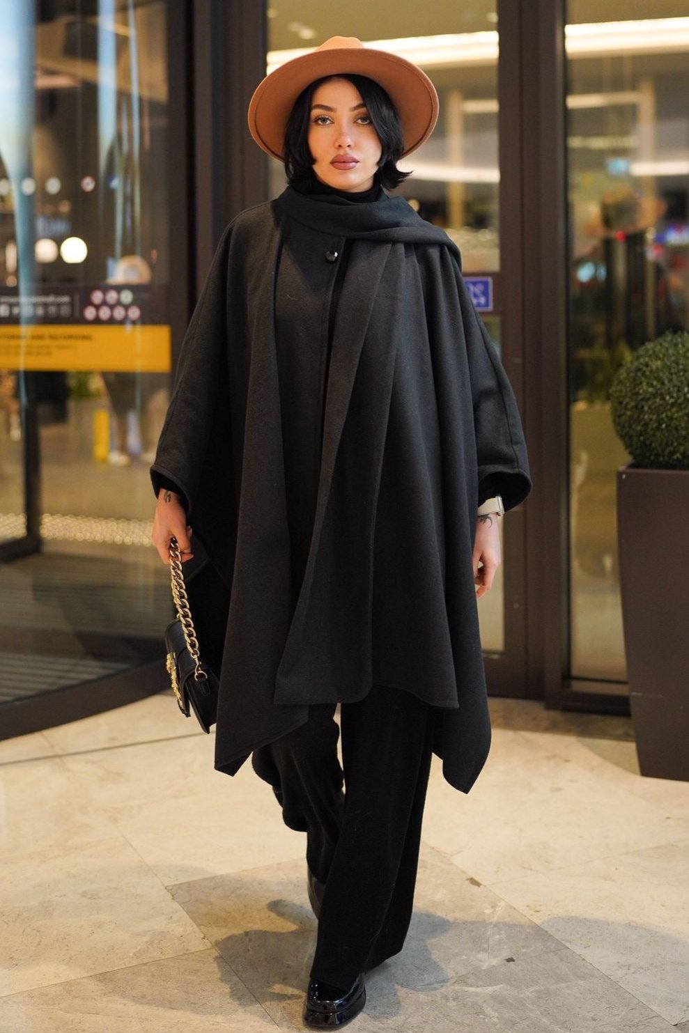 Kendinden Atkılı Yün Karışımlı Ponço – Siyah
