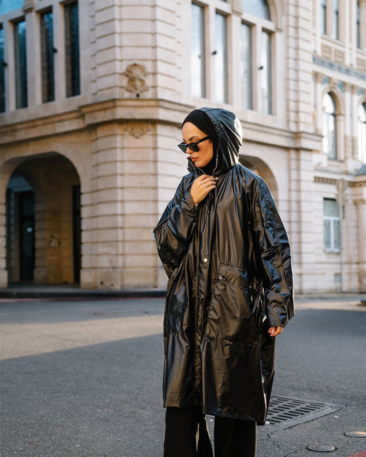 معطف واق من المطر أسود كبير الحجم 