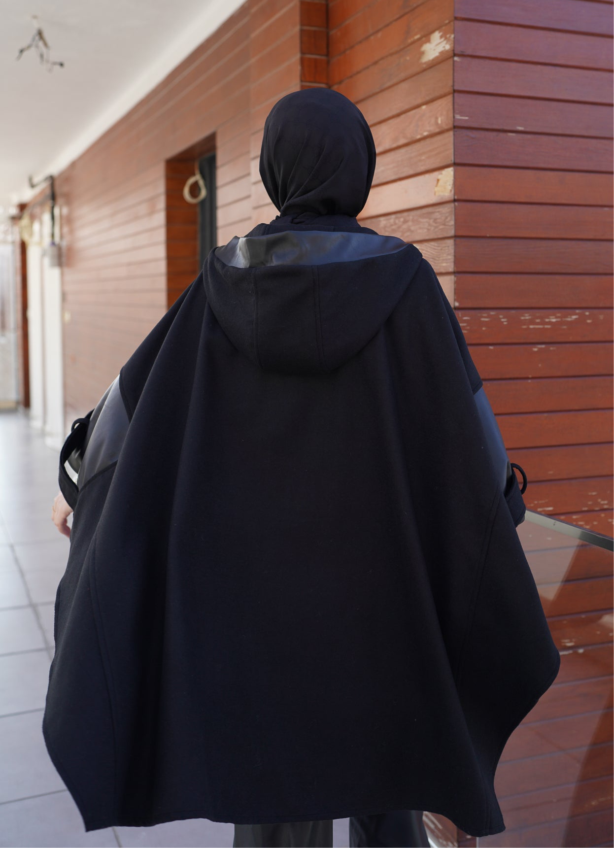 بونشو جلدي مزخرف بتفاصيل