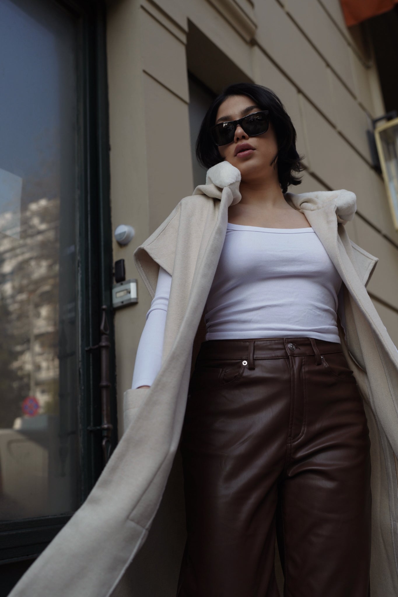 سترة كشمير كبيرة الحجم بتفاصيل فرو (بيج)