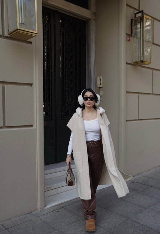 سترة كشمير كبيرة الحجم بتفاصيل فرو (بيج)